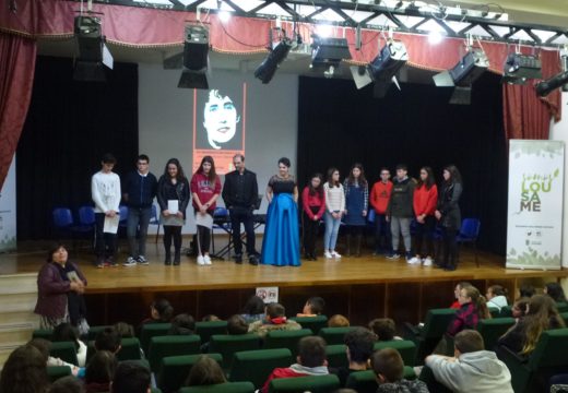 Un cento de rapaces e rapazas do CPI Cernadas de Castro participou nu recital poético musical para conmemorar o Día de Rosalía
